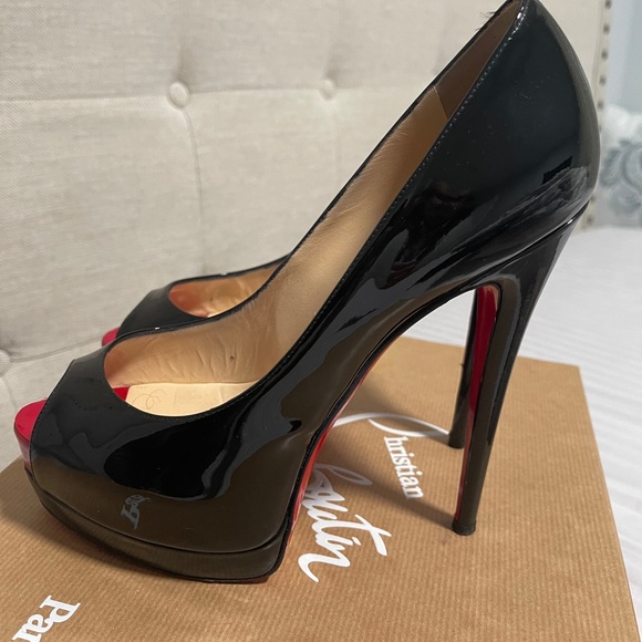 Christian Louboutin - Picture 8 of 10